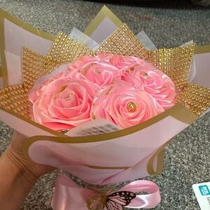 Elegant Red and Pink Rose Bouquet with Gold Mesh